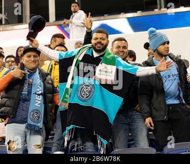 Harrison, Vereinigte Staaten. März 2020. Fans von NYCFC nehmen am Concacaf Champions League-Viertelfinale gegen Tigers UANL in der Red Bull Arena Teil, Tigres gewann 1 - 0 (Foto von Lev Radin/Pacific Press) Credit: Pacific Press Agency/Alamy Live News Stockfoto