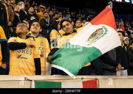 Harrison, Vereinigte Staaten. März 2020. Fans von Tigres UANL nehmen am Concacaf Champions League-Viertelfinale gegen NYCFC in der Red Bull Arena Teil, Tigres gewann 1 - 0 (Foto von Lev Radin/Pacific Press) Credit: Pacific Press Agency/Alamy Live News Stockfoto