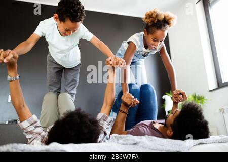 Junge Familie, spielerische und lustige Zeit zusammen zu Hause Stockfoto