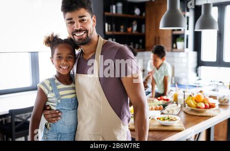 Gerne afrikanische amerikanische Familie gesund essen gemeinsam in der Küche Stockfoto