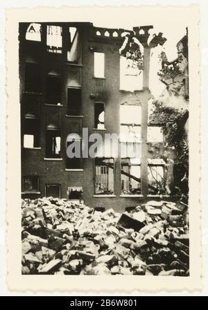 In der Marke gevlogen huis in der Rotterdamer Ruine eines von einem Brand geflogenen Gebäudes nach der Bombardierung Rotterdams. Im Vordergrund ein Ziegelberg. Text auf der Rückseite: Häuser in Rotterdam Hersteller Schöpfer: Fotograf: Anonymer Ort Herstellung: Rotterdam Datum: 14. Mai 1940 - ca. Juni 1940 Physikalische Merkmale: Gelatine silberfarbenes Druckmaterial: Papiertechnik: Gelatine silberfarbenes Druckmaß: H 8,5 cm. B × 6 cm. Betrifft: Verwüsteter, ruinierter Ort oder Stadt ( Kriegsführung) Bombardierung Rotterdams, Wenn: 1940-05 - 1940-05 Stockfoto