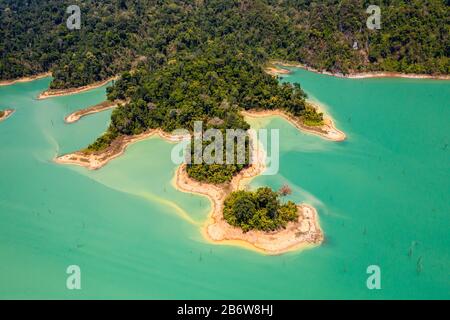Luftbild mit Blick nach unten auf winzige Inseln und Finger von tropischem Regenwald bedecktes Land in einem riesigen See Stockfoto
