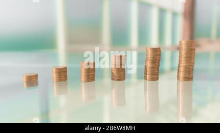 Bis zu schließen. Stapel von Münzen auf der Bank. Stockfoto