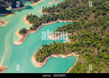 Luftbild mit Blick nach unten auf winzige Inseln und Finger von tropischem Regenwald bedecktes Land in einem riesigen See Stockfoto