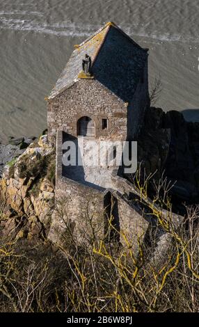 Mont-Saint-Michel, Klosterberg, Kapelle St-Aubert 12. Jahrhunderts am Fuß des Abteifelsens Stockfoto