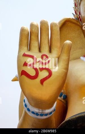 Kanchanaburi, THAILAND - 16. April 2015: Ganesha-Statue der hindu-gott, dessen Kopf ein Elefantenkopf im Tempel in Kanchanaburi, Thailand ist. Er ist es Stockfoto