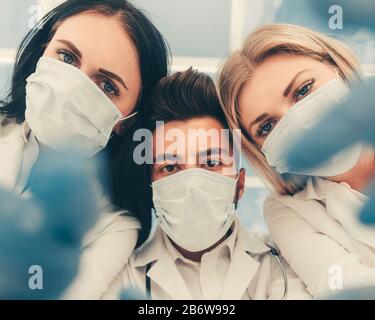 Untere Ansicht. Eine Gruppe von Chirurgen führte die Operation durch Stockfoto