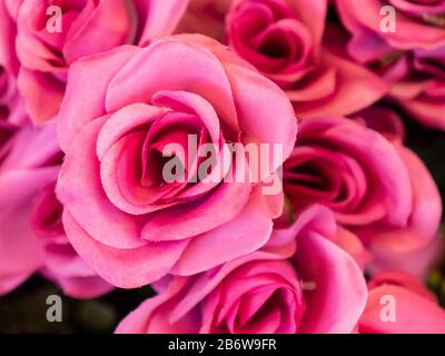 Nahaufnahme Imitation oder künstliche rote Rosen Blumenhintergrund. Stockfoto