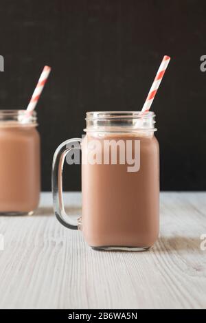 Hausgemachte Neuengland-Schokolade Milchshake in Glaskrügen, Seitenansicht. Stockfoto