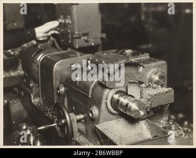Interieur fabriek Wolseley Auto's Met Freesmachine Innenfabrik Wolseley Autos Fräsobjekt Typ: Bild Artikelnummer: RP-F04391 Aufschriften / Marken: Aufschrift verso, in Bleistift geschrieben: "Wolseley Factory 1932 206'Stempel, verso, gestempelt:' Foto von Ogan 33GT Charles St B'Ham' Hersteller: Fotograf: OGAN (Ort der Liste) 1932 Physikalische Merkmale: Gelatine Silberdruck auf Papiermaterial: Papiertechnik: Gelatine Silberdruck Abmessungen: Foto: H 150 mm × W 207 mm Betreff: Auto wo: Großbritannien Stockfoto