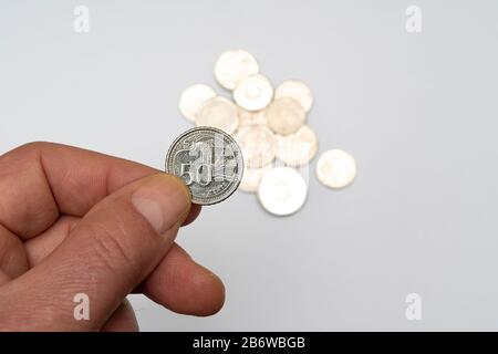 50 Cent Singapur-Dollar-Münze auf weißer Oberfläche Stockfoto