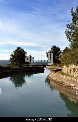 Marseille Canal oder Canal de Marseille, der zum Roquefavor Aqueduct (1847) Ventabren Provence France führt Stockfoto