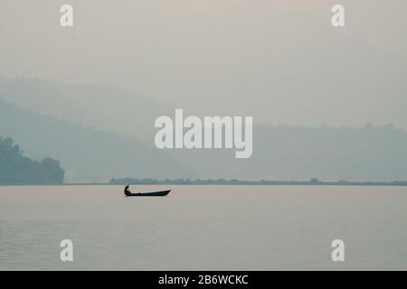 Sonnenuntergang über Phewa-See in Pokhara, Nepal Stockfoto