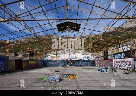 Leerstehende und Verlassene Fabrik, Ruiniertes Industriegebäude oder industrielles Wasteland, bedeckt in Graffiti Marseille Provence Frankreich Stockfoto