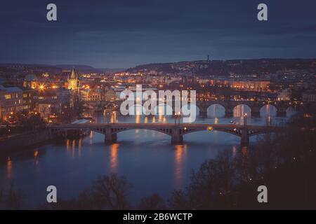 Moody Abend in Prag. Sieben Brücken auf der Moldau vom Letna Hill aus. Panorama-Blick auf die alte, mediale Stadt mit Bogenbrücken über die Moldau Stockfoto
