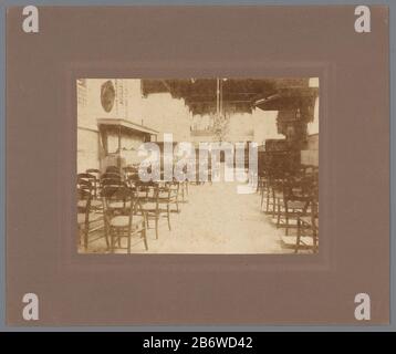 Interieur van de Nederlands Hervormde Kerk in De Rijp Rechts de Preekstoel. Hersteller : fotograaf: Datierend: 1921 Physikalische Kenmerken: Ontwikkelgelatinzilverdruk Material: Fotopapier karton Techniek: Ontwikkelgelatinzilverdruk Abmessungen: Foto: H 164 mm × b 225 mmkarton: H 299 mm × b 356 mmOnderwerp Stockfoto