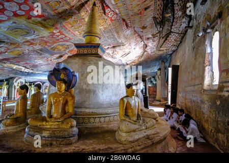 Dambulla, Sri Lanka - Februar 2020: Buddhastatue im Dambulla-Höhlentempel am 8. Februar 2020 in Dambulla, Sri Lanka. Stockfoto