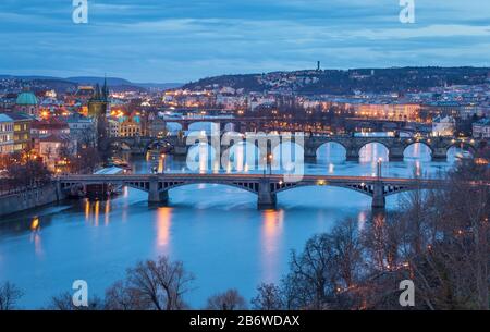 Prager Brücken - berühmter Blick vom Letna Hügel. Blaue Stunde kurz nach Sonnenuntergang. Sieben Brücken und Panoramablick auf die alte, mittelalterliche Stadt Prag Stockfoto