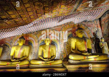 Dambulla, Sri Lanka - Februar 2020: Buddhastatue im Dambulla-Höhlentempel am 8. Februar 2020 in Dambulla, Sri Lanka. Stockfoto