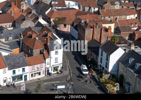 Straße und Häuser in Wells, Somerset, England, vom Kirchturm der Pfarrei übernommen. Stockfoto