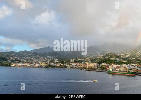 Kingstown, Saint Vincent und die Grenadinen - 19. Dezember 2018: Stadtbild des Kingstown mit dramatischem Himmel nach dem letzten Regen in Saint Vincent isl Stockfoto