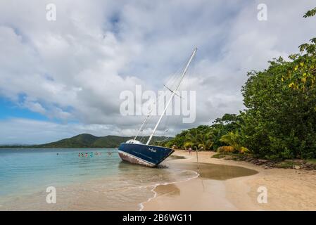 Sainte-Anne, Martinique - 20. Dezember 2018: Verlassenes segelboot nach der Hurricane Maria am schönen Touristenstrand von Sainte-Anne in Mart Stockfoto