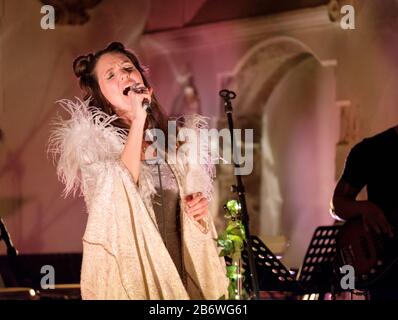 Aruba Red hat Debüt Performance (alias Natasha Bruce) in der St Pancras Old Church, London, Mittwoch, 11. März 2020 Stockfoto