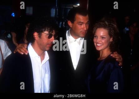 Hollywood, Kalifornien, USA 10. Juli 1995 Schauspieler Eric Bogosian, Schauspieler Steven Seagal und Schauspielerin Katherine Heigl besuchen Warner Bros. Pictures' "Under Siege 2: Dark Territory" Premiere am 10. Juli 1995 im Mann's Chinese Theatre in Hollywood, Kalifornien, USA. Foto von Barry King/Alamy Stock Photo Stockfoto