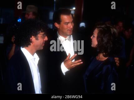 Hollywood, Kalifornien, USA 10. Juli 1995 Schauspieler Eric Bogosian, Schauspieler Steven Seagal und Schauspielerin Katherine Heigl besuchen Warner Bros. Pictures' "Under Siege 2: Dark Territory" Premiere am 10. Juli 1995 im Mann's Chinese Theatre in Hollywood, Kalifornien, USA. Foto von Barry King/Alamy Stock Photo Stockfoto