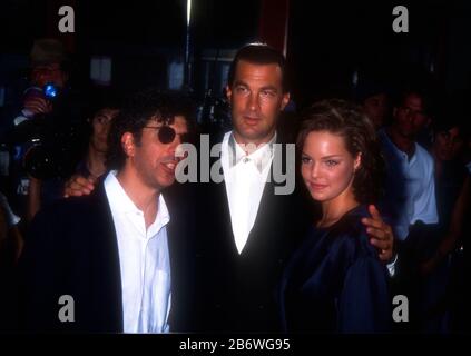 Hollywood, Kalifornien, USA 10. Juli 1995 Schauspieler Eric Bogosian, Schauspieler Steven Seagal und Schauspielerin Katherine Heigl besuchen Warner Bros. Pictures' "Under Siege 2: Dark Territory" Premiere am 10. Juli 1995 im Mann's Chinese Theatre in Hollywood, Kalifornien, USA. Foto von Barry King/Alamy Stock Photo Stockfoto