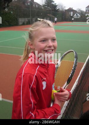 Harriet Dart, britischer Tennisspieler, mit 11 Jahren im South Hampstead Tennis Club, London, abgebildet Stockfoto