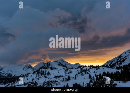 Orangefarbener Himmel bei Sonnenuntergang über Obertauern, Österreich Stockfoto