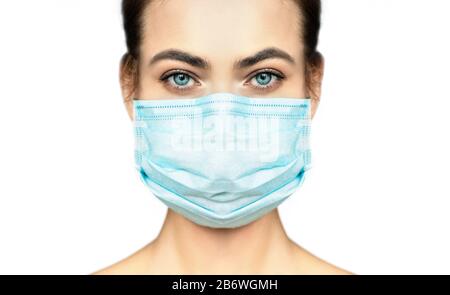 Zugeschnittenes Bild einer schönen Frau im Schutz medizinische Maske isoliert auf weißem Hintergrund. Stockfoto