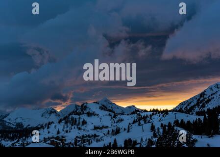 Dunkle Wolken und Himmel über Obertauern nach Sonnenuntergang, Österreich Stockfoto