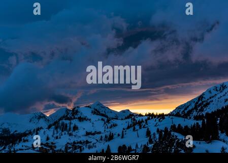 Sturmwolken nach Sonnenuntergang bei Obertauern, Österreich Stockfoto