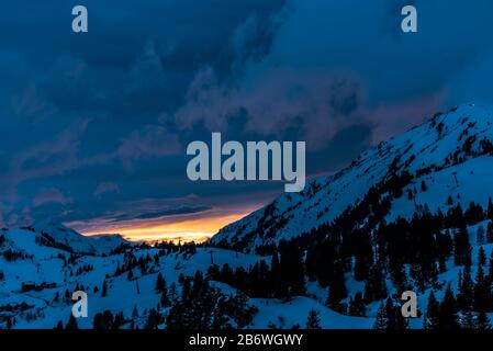 Sturmwolken nach Sonnenuntergang bei Obertauern, Österreich Stockfoto