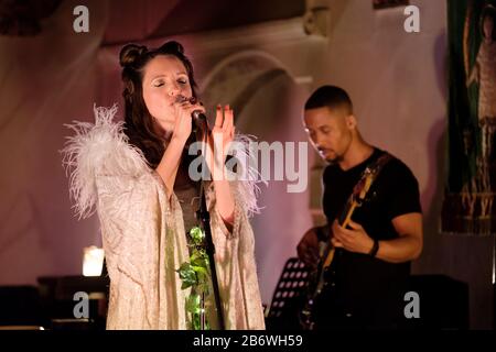 Aruba Red hat Debüt Performance (alias Natasha Bruce) in der St Pancras Old Church, London, Mittwoch, 11. März 2020 Stockfoto