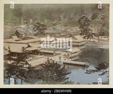 Itsukushima-schrijn op Miyajima, van bovenaf gezien Miyajima, Aki (titel op object) Teil des Albums mit 50 Bildern sah das: Bedingungen in Japan. Hersteller : Fotograf: Anonymer Ort Herstellung: Miyajima dating: CA. 1870 - ca. 1900 Physische Merkmale: Farbiges Albumindruckmaterial: Papier fotografische Papiertechnik: Albumin Druckgrößen: H 205 mm × W 268 mm Betreff: Reisen; Fremdenverkehrstempel, Schrein  Hinduismus, Buddhismus, Jainismdach (oder Haus oder Gebäude) Stockfoto