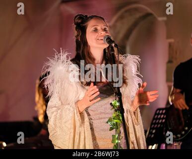 Aruba Red hat Debüt Performance (alias Natasha Bruce) in der St Pancras Old Church, London, Mittwoch, 11. März 2020 Stockfoto