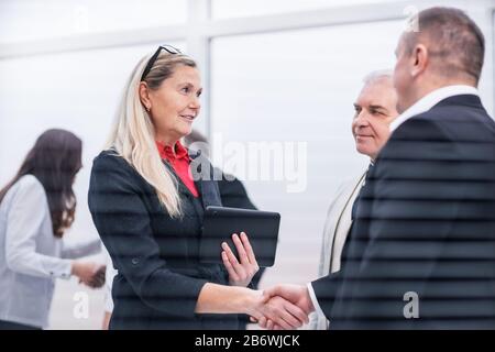 Bis zu schließen. Geschäft Leute die Hände schütteln mit jeder anderen Stockfoto