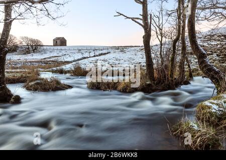 Teesdale, County Durham, Großbritannien. März 2020. Wetter in Großbritannien. Die Schneeschauer am frühen Morgen bedeuteten, dass es ein kalter und schneereichter Start in den Tag in Teesdale war. Credit: David Forster/Alamy Live News Stockfoto