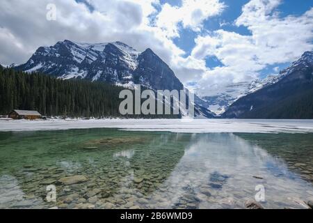 Mount fairview, teilweise gefrorener See, Lake Louise Banff National Park, Alberta Canada Stockfoto