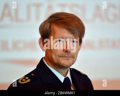 Potsdam, Deutschland. März 2020. Roger Höppner, kommissarischer Polizeichef von Brandenburg, vor Beginn der Pressekonferenz mit Innenminister Stübgen zur polizeilichen Kriminalstatistik 2019 für Brandenburg. Kredit: Soeren Stache / dpa-Zentralbild / ZB / dpa / Alamy Live News Stockfoto