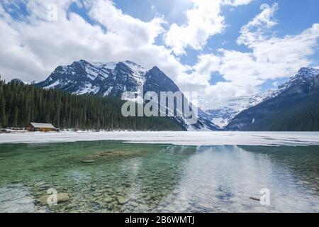 Mount fairview, teilweise gefrorener See, Lake Louise Banff National Park, Alberta Canada Stockfoto
