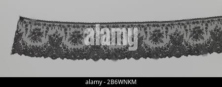 Japonstrook van kloskant met varens Dutch: Identification Title (s) of Japon Strip Bobbin LACE Sail with object type: Strip Object Number: BK-BR-J-56-B-1 Definition of Japon strip of Black Bobbin LACE: Chantilly-side. Auf einem leeren Netzabstand befindet sich eine geschlossene Grenze mit Muscheln, die mit einer Girlande von Blumen und Blättern gefüllt ist. An den Schnittpunkten befindet sich eine kleine Schale mit hängender Rose, Wo: Über einem aus vier großen Farnblättern hochgehauenen Schlagstrauß und einem bis an die Oberkante reichenden Blumenspray. Hier verläuft ein horizontaler Efeurang mit hängenden Ästen, während auf der oberen Platte der Stockfoto