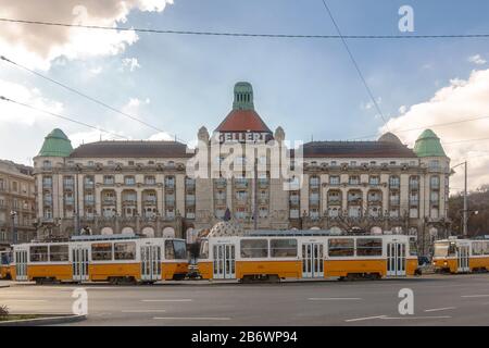 Tatra Straßenbahnen fahren vor dem Hotel Gellert und dem Thermalbad in Budapest, Ungarn Stockfoto