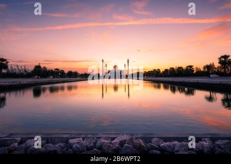 Zentralmoschee der Provinz Songkhla, Thailand, mit Spiegelung im Teich und wunderschönem Sonnenuntergang über dem Himmel der Dämmerung. Stockfoto