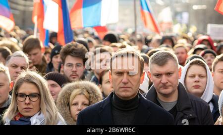 Moskau, RUSSLAND - 29. FEBRUAR 2020, Lubov Sobol abd Aleksey Navalny am märz in Erinnerung an Boris Nemtsov. Menschen, Flagge und Plakat im Hintergrund Stockfoto