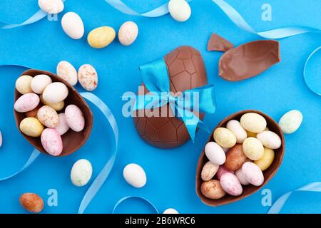 Schokolade Ostereier mit bunten Süßigkeiten Stockfoto