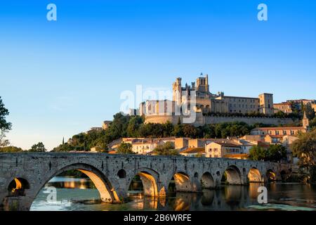Europa, Frankreich, Occitanie. Die Kirche Saint Nazaire und die alte Brücke in der befestigten Stadt Beziers auf einem Felsvorsprung über dem Fluss Orb Stockfoto